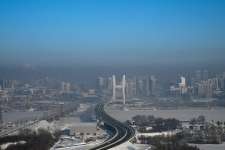 Жители российского города пожаловались на боль в горле и вонь из-за смога