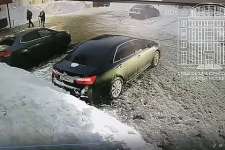 Появилось видео побега мужчины в наручниках от здания московского суда
