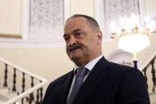 Песков ответил на вопрос о сроках окончания работы Меликова на посту главы Дагестана